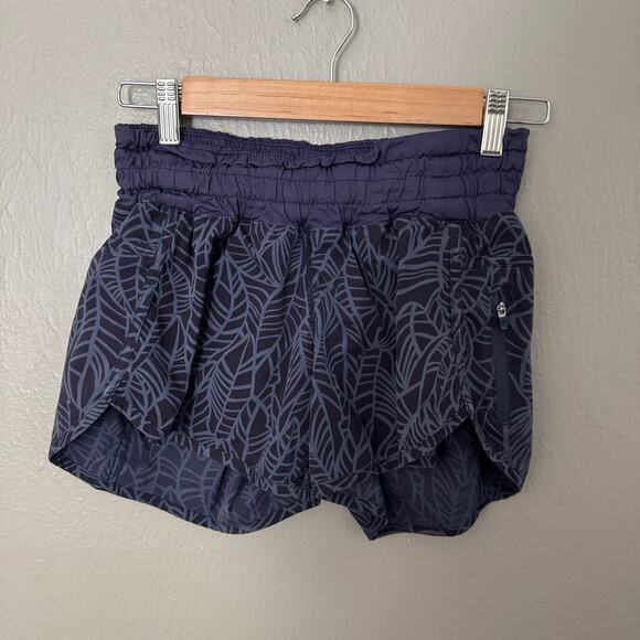 LULULEMON Tracker Short 2 Pretty Palm in Purple Size 6 Casual wokrout - Picture 1 of 4